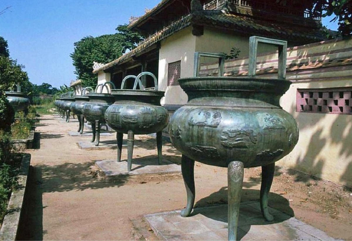 Cửu đỉnh gắn liền với thụy hiệu của các vua nhà Nguyễn, đợc đặt ở vị trí đối diện với án thờ các vua bên trong Thế Tổ miếu.  