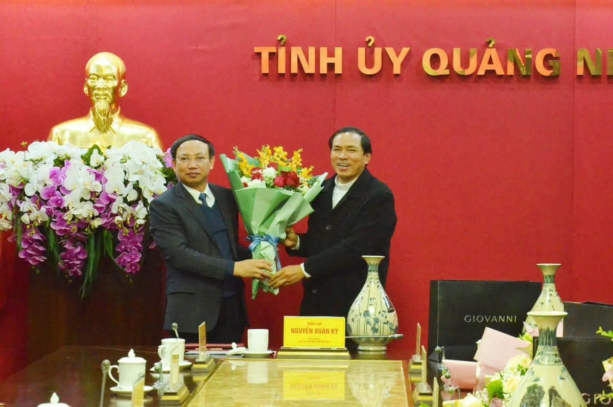 Ông Nguyễn Xuân Ký, Bí thư Tỉnh ủy, Chủ tịch HĐND tỉnh, chúc mừng các linh mục nhân dịp Giáng sinh 2020.