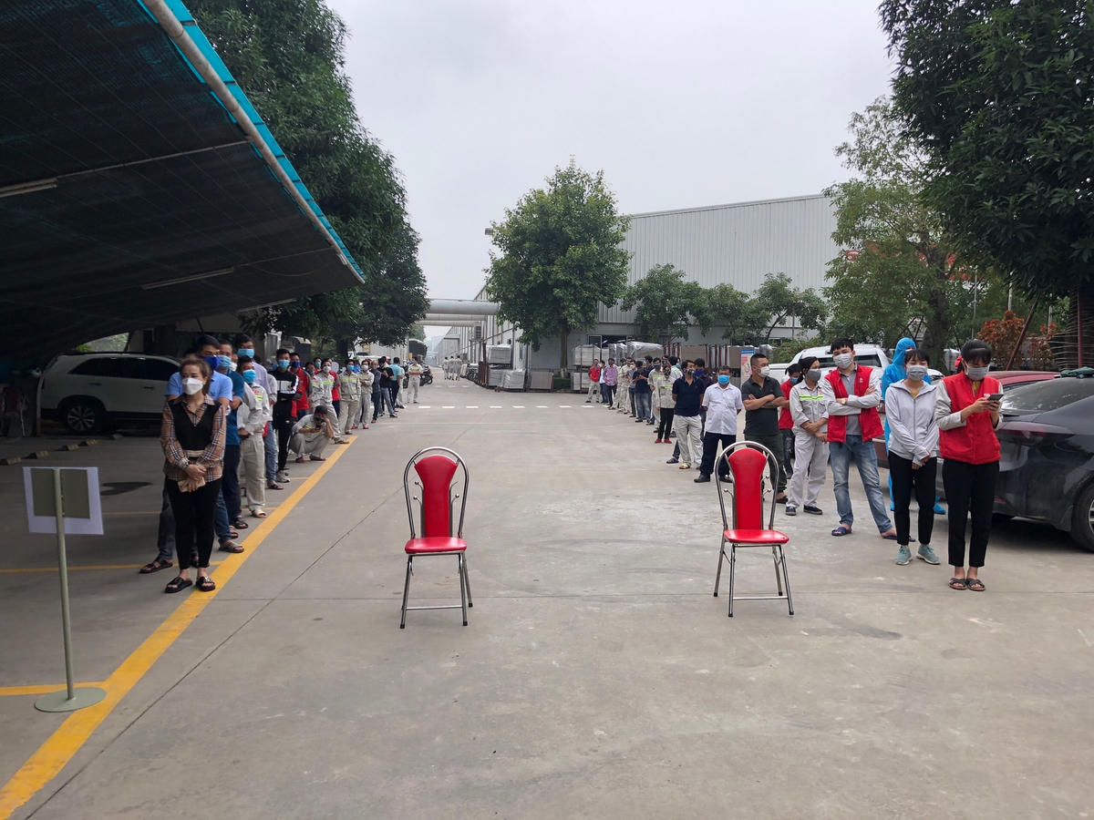 Xét nghiệm bắt buộc tại KCN Thụy Vân. Ảnh: Tây Bắc.