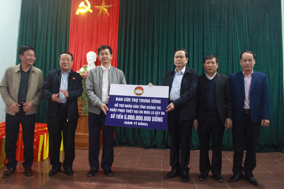 Chủ tịch Trần Thanh Mẫn trao số tiền 5 tỷ đồng hỗ trợ nhân dân tỉnh Quảng Trị khắc phục thiệt hại do mưa lũ gây ra.