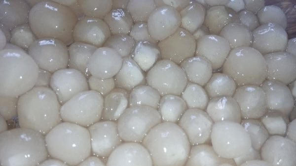 Món trân châu nhân dừa trắng trong dẻo dai.