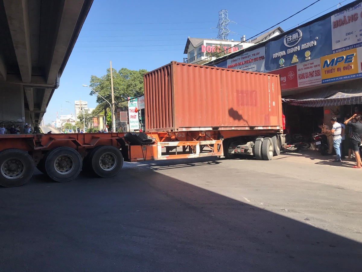 Xe cotainer tông một cửa hàng bán đồ điện làm một người chết tại chỗ - Ảnh: TL