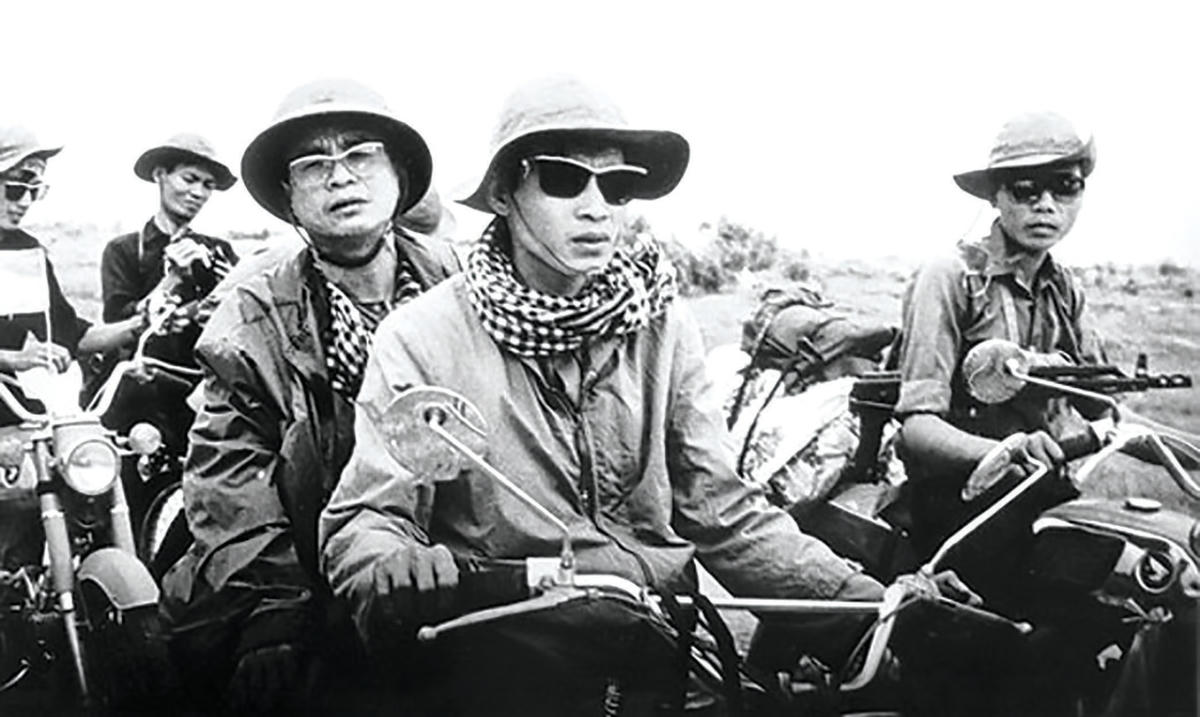 Nhà báo Nguyễn Huy Khánh - Hai Khuynh (phía sau) trên đường tiến về Sài Gòn, ngày 29/4/1975.  