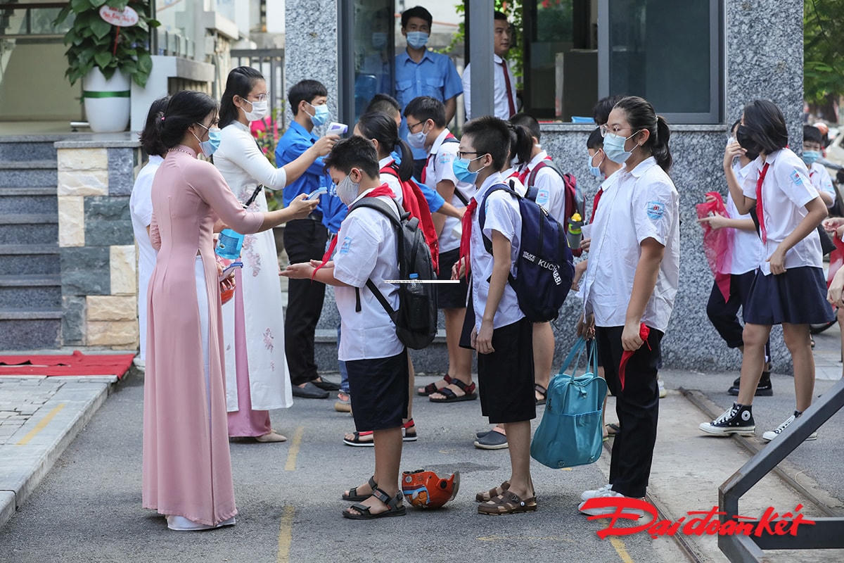 Nhà trường đã tiến hành kiểm tra đo thân nhiệt và yêu cầu học sinh đeo khẩu trang ngay từ cổng trường.