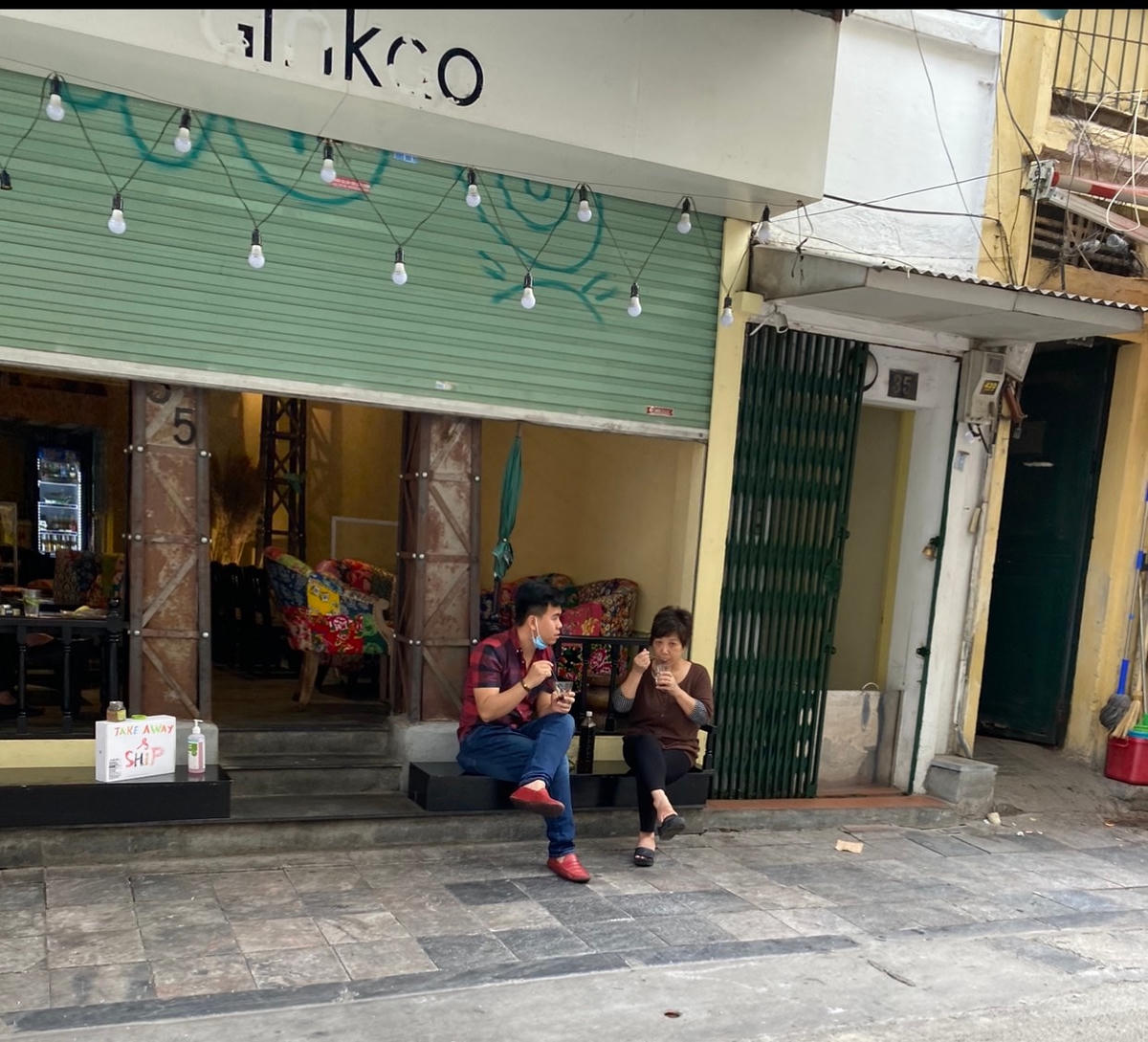 Một quán cafe trên phố Tạ Hiện đề biển bán mang về tuy nhiên vẫn có người ngồi uống. Ảnh: L.A..