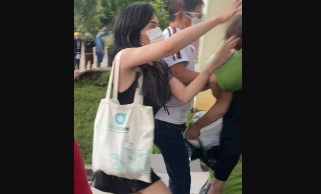 Hai mẹ con gây rối tại điểm phát tiền trợ cấp cho người dân. Ảnh cắt từ clip.
