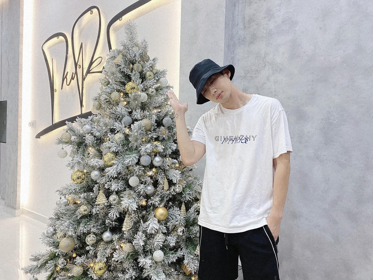 Tuấn Trần “đọ sắc” cùng cây thông Noel: “Lần đầu tiên tự mua cây thông về trang trí. Cây bên trái cao 2m1 nặng 15 kg, Cây bên phải cao 1m86 nặng 75 kg”  