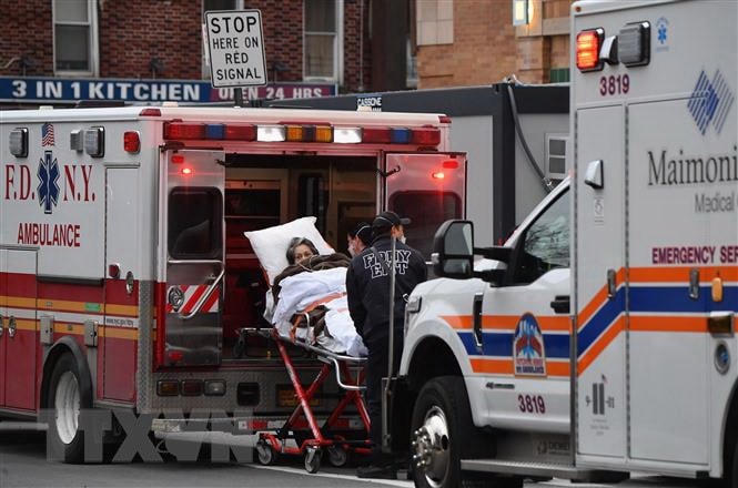 Điều trị cho bệnh nhân nhiễm Covid-19 tại bệnh viện ở Tarzana, California, Mỹ. (Ảnh: AFP/TTXVN).