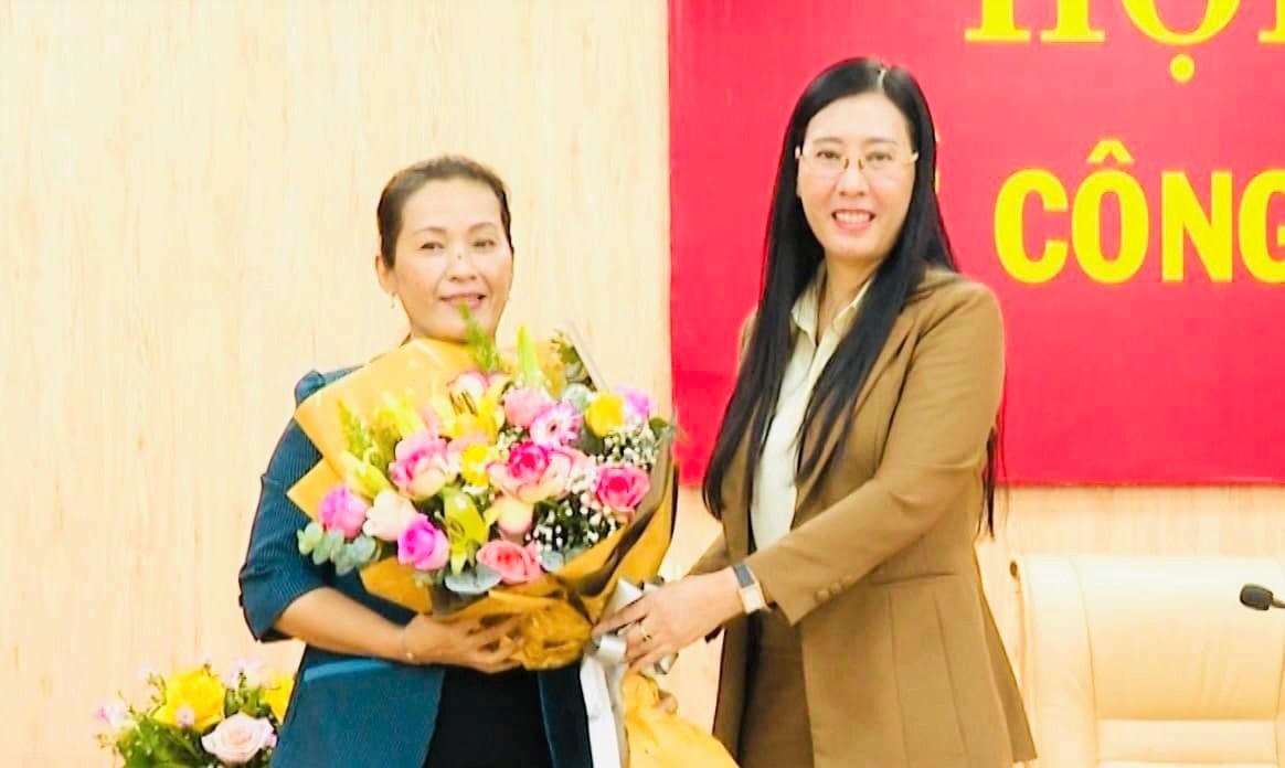 Bà Đinh Thị Hồng Minh (bên trái) được bầu Phó Bí thư Tỉnh ủy Quảng Ngãi.