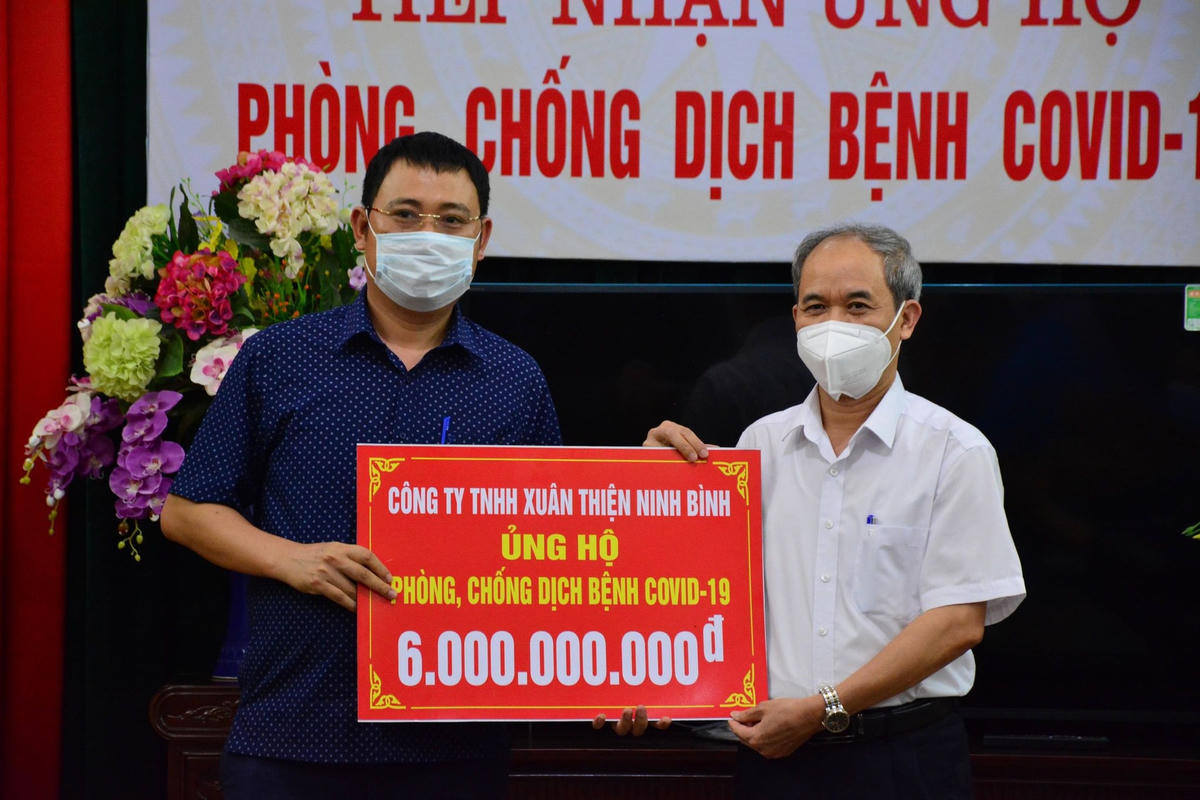 Chủ tịch Ủy ban MTTQ Việt Nam tỉnh Nam Điịnh Đoàn Văn Hùng tiếp nhận số tiền 6 tỷ đồng ủng hộ của doanh nghiệp Xuân Thiện đến từ tỉnh Ninh Bình.