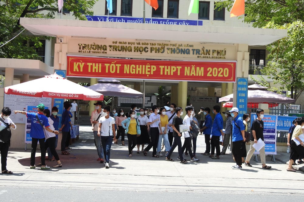 Thí sinh kết thúc các bài thi vào buổi sáng ngày 4/9 tại điểm thi Trường THPT Trần Phú, quận Hải Châu (Đà Nẵng). Ảnh Bình Nguyên.