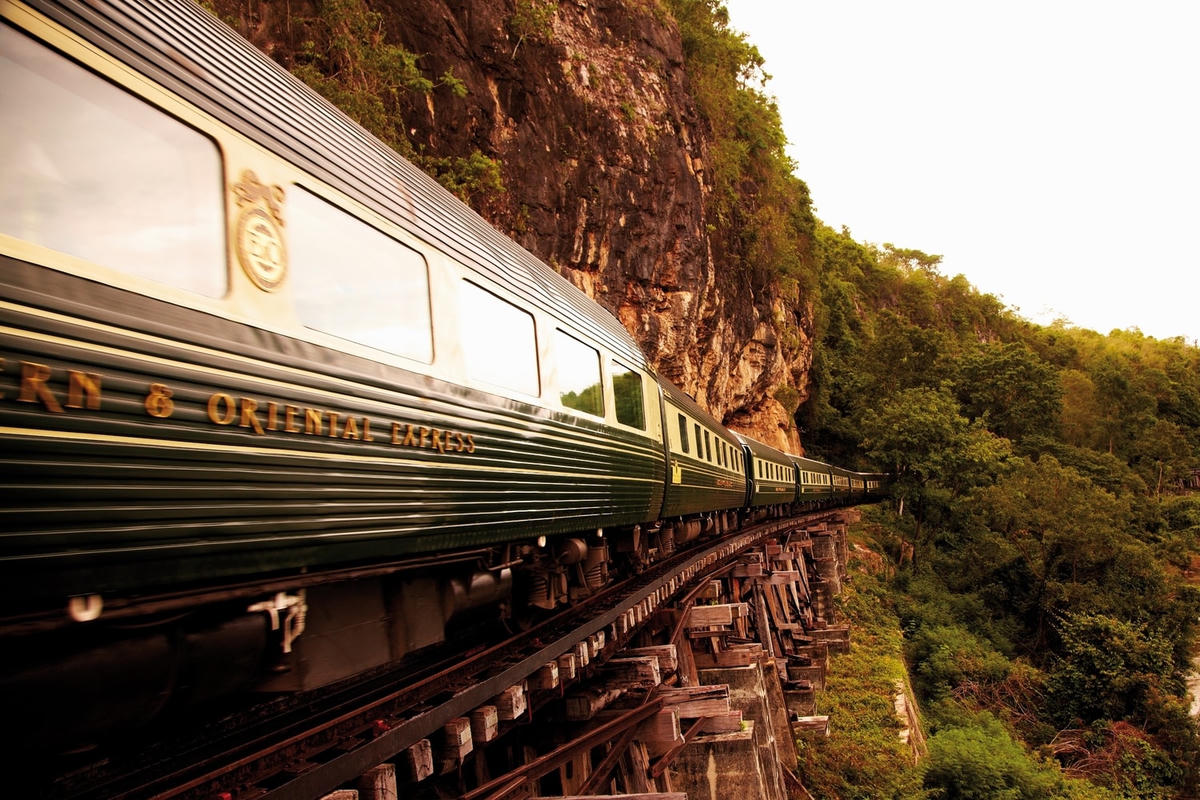 Belmond's Eastern and Oriental Express là một chuyến tàu lãng mạn, kéo dài từ Bangkok đến Singapore. Ảnh: CNN.