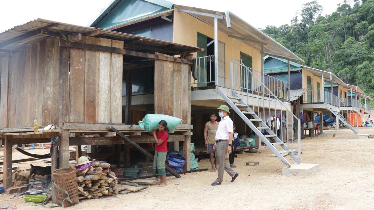 Những ngôi nhà sàn kiên cố ở khu tái định cư bản Sắt vừa được Mặt trận Quảng Bình bàn giao cho người dân trước mùa mưa bão.