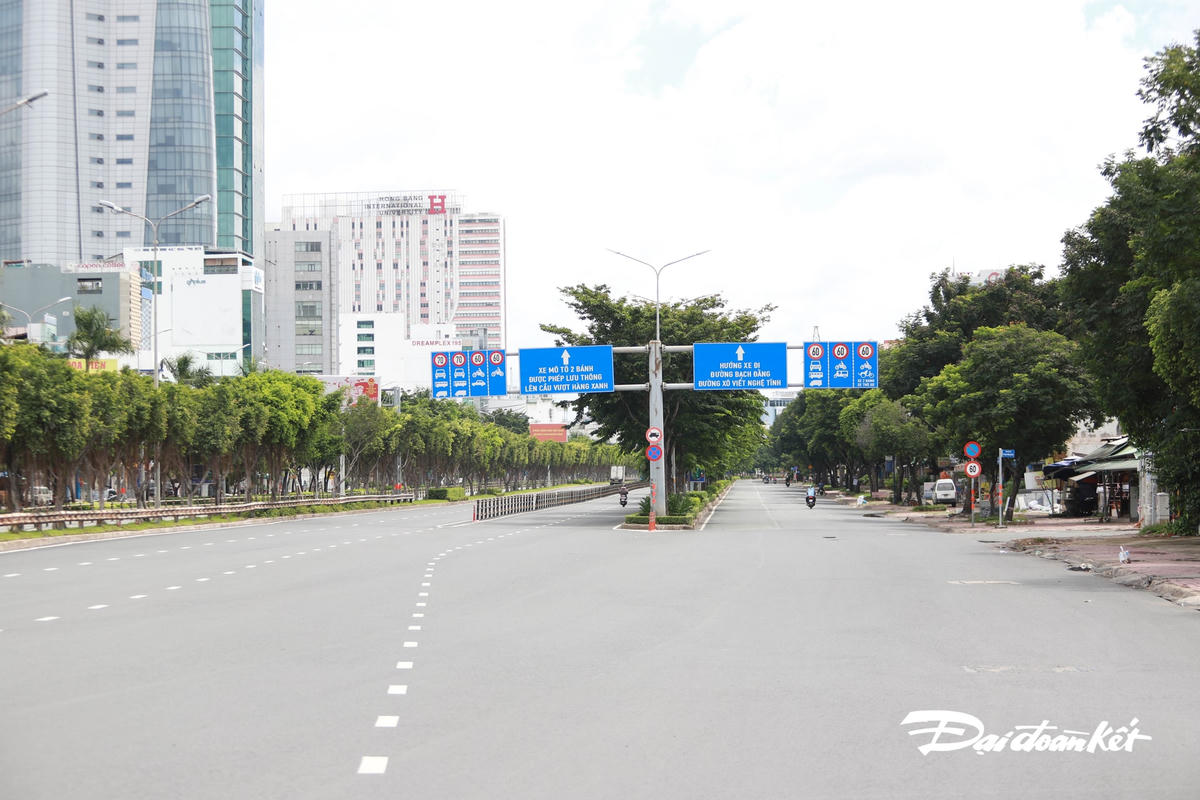 [ẢNH] Sau 4 ngày siết chặt giãn cách: Người dân TP HCM nghiêm chỉnh chấp hành