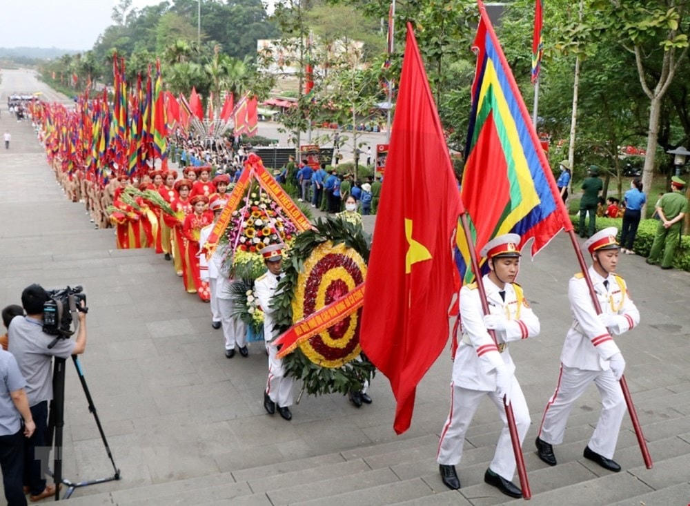 Đoàn dâng hương, đoàn cờ phướn, đội nhạc hành lễ, đội rước kiệu lễ vật bắt đầu khởi hành từ sân trung tâm lễ hội để lên Đền Thượng. (Ảnh: Trung Kiên/TTXVN).