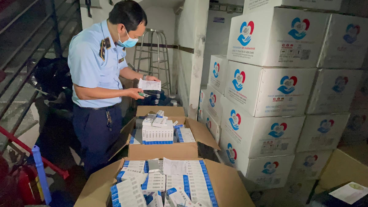 Cục QLTT TP HCM kiểm tra, thu giữ 60.000 kit test Covid-19 và gần 80.000 viên thuốc điều trị Covid-19 nhập ngoại không có hóa đơn chứng từ.