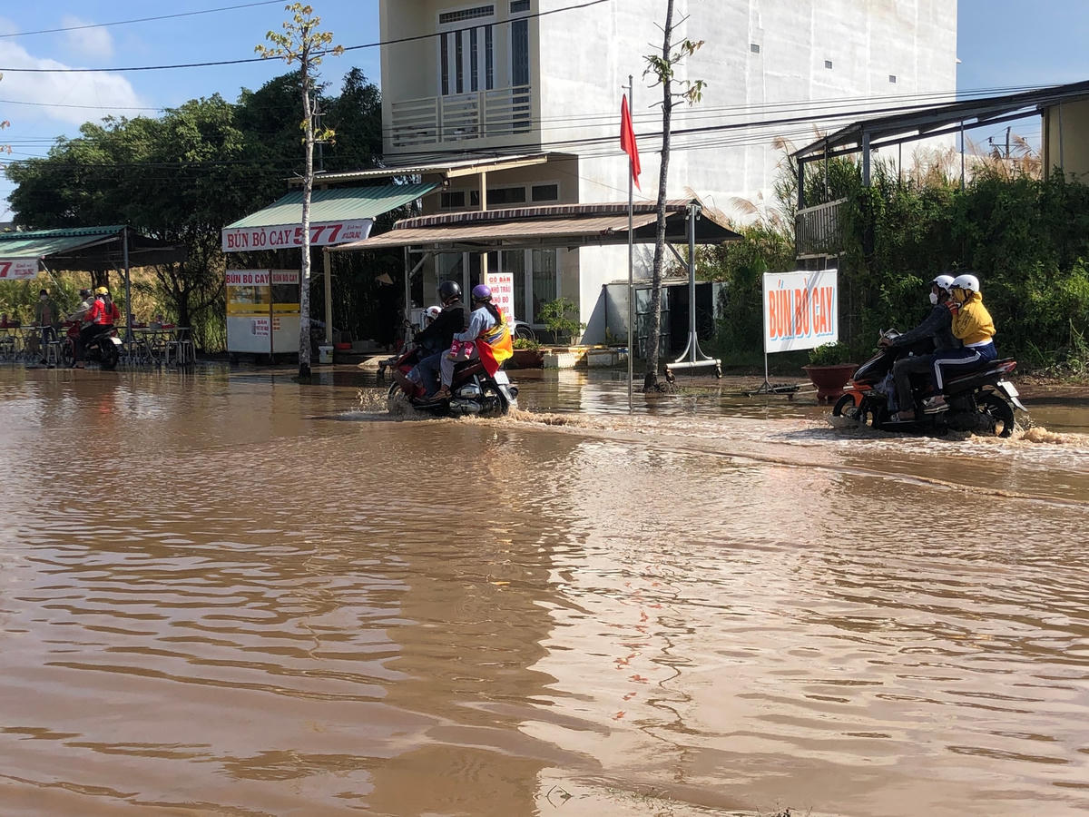 Triều cường dâng cao tràn qua khiến nhiều tuyến Ninh Bình bị ngập sâu.