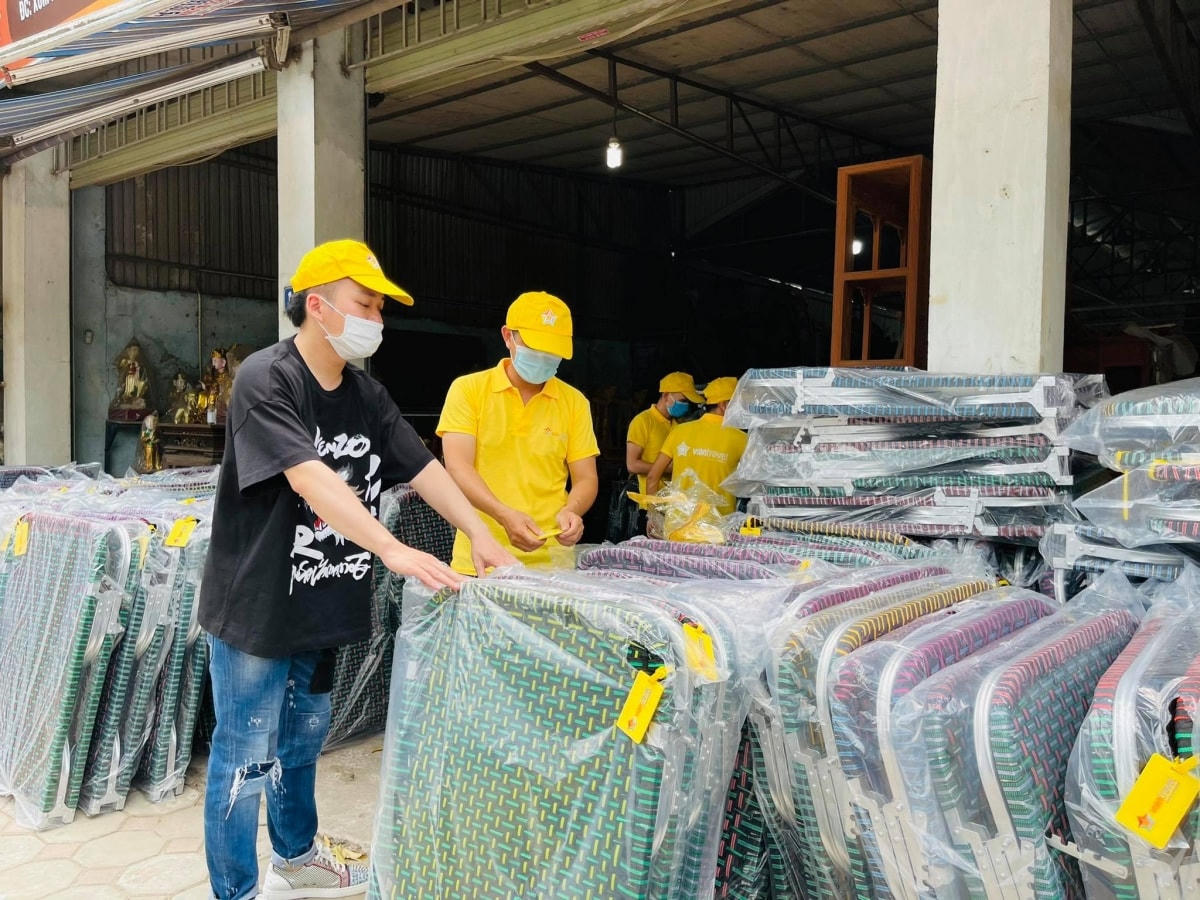 Ca sĩ Tùng Dương mua giường xếp gửi cho bệnh viện Dã chiến tại TP Hồ Chí Minh.
