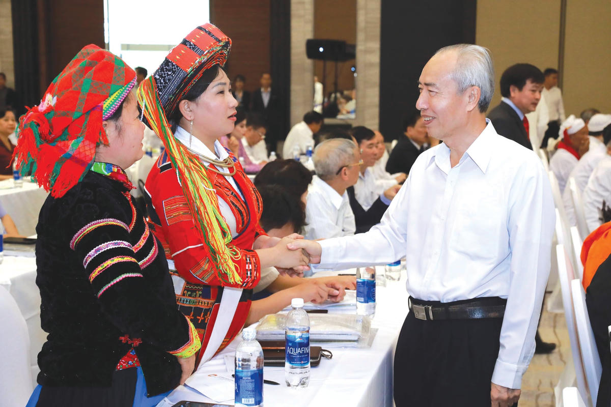 Nguyên Chủ tịch UBTƯ MTTQ Việt Nam Huỳnh Đảm và các vị Ủy viên UBTƯ MTTQ Việt Nam với đại biểu là đồng bào các dân tộc tại Hội nghị UBTƯ MTTQ Việt Nam lần thứ 9, khóa VIII. Ảnh: Quang Vinh.