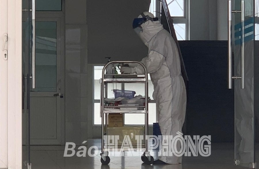 Nhân viên Khoa Bệnh nhiệt đới (cơ sở 2 Bệnh viện Việt-Tiệp) chuẩn bị vào phòng áp lực âm để kiểm tra sức khỏe người bệnh.