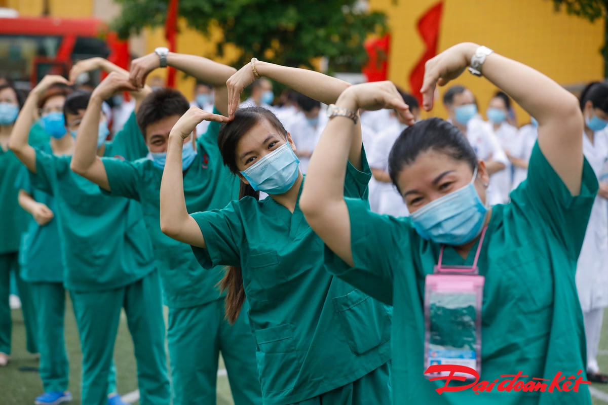 [ẢNH] 200 nhân viên y tế Quảng Ninh lên đường hỗ trợ Bắc Giang chống dịch