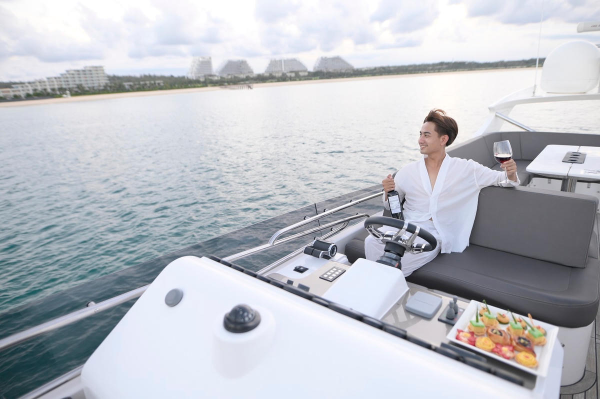 Boong tàu trang bị nội thất cao cấp đem đến không gian lý tưởng để bạn vừa thưởng thức bữa sáng, vừa ngồi thư thái giữa không gian khoáng đạt.