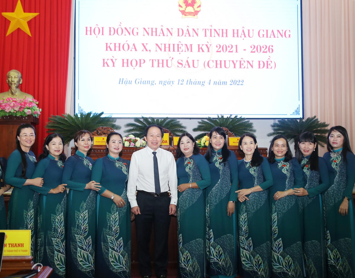 Phó Chủ tịch - Tổng Thư ký Lê Tiến Châu chụp ảnh lưu niệm với các nữ đại biểu HĐND tỉnh Hậu Giang.
