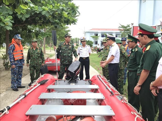 Thượng tướng Trần Quang Phương, Phó Chủ nhiệm Tổng cục Chính trị kiểm tra công tác phòng chống bão số 9 tại Vùng 4 Hải quân. Ảnh: Phan Sáu/TTXVN.