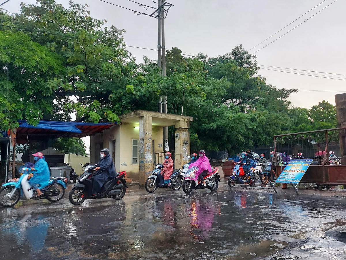  Lối vào các công ty thuộc KCN Lễ Môn sáng 15/9 được kiểm soát chặt chẽ công tác phòng, chống dịch Covid-19.