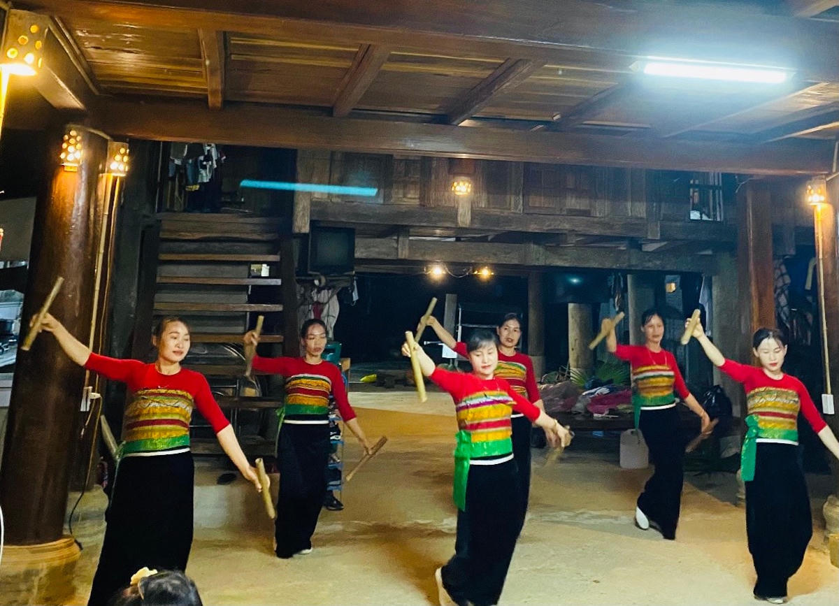 Đội văn nghệ Hoa Núi biểu diễn phục vụ du khách miễn phí tại homestay Trung Nhay, Thôn Báng xã Thành Sơn.