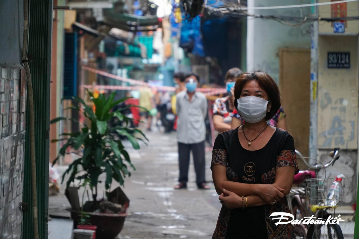 Đại diện người dân đến tiếp nhận lương thực, nhưng sẽ không trực tiếp ra nhận.