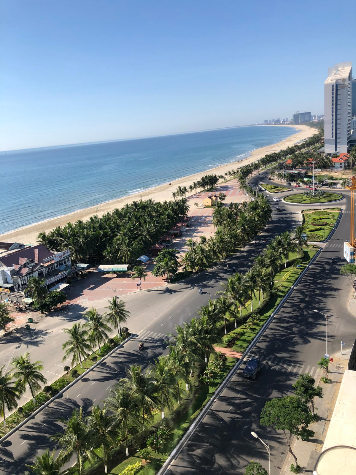Bãi biển không người nhìn từ trên cao tại 1 khách sạn sáng 28/7 - Ảnh: Xuân Ngọc