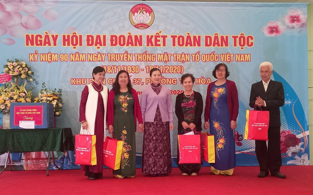 Phó Chủ tịch UBTƯ MTTQ Việt Nam Trương Thị Ngọc Ánh tặng quà cho hộ gia đình văn hóa tiêu biểu.