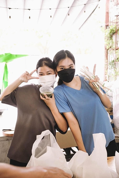 Hoa hậu Tiểu Vy (áo xanh) tâm sự: "Đi nấu bếp ăn những ngày này cũng có khó khăn nhưng Vy thấy vui lắm cả nhà ạ, được góp một chút sức lực hỗ trợ cho tuyến đầu, cho người dân trong mùa dịch, nên là cứ được đi là hăng hái vô cùng luôn. Mọi người cùng chung tay chống dịch, bảo vệ sức khoẻ nhé".