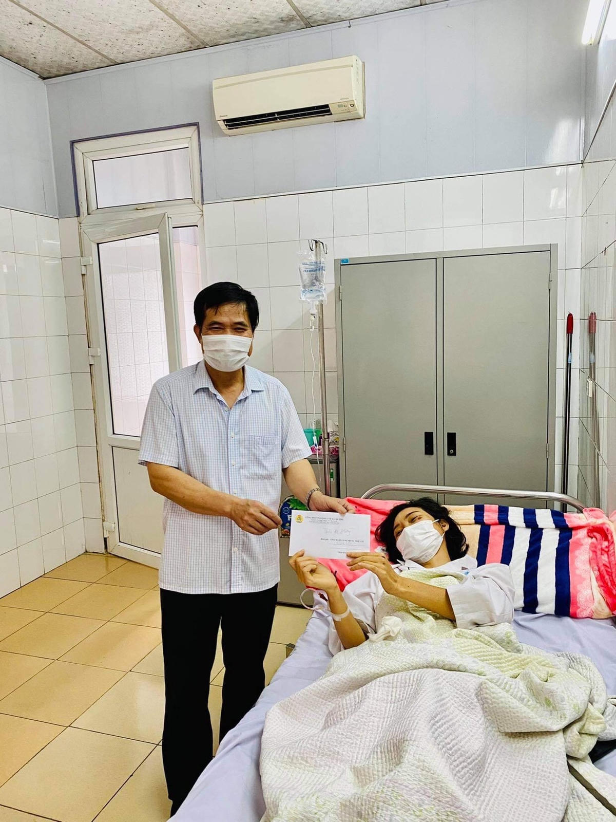 Đại diện Công đoàn ngành Y tế Hải Dương thăm và trao quà cho Bác sĩ Hồng.