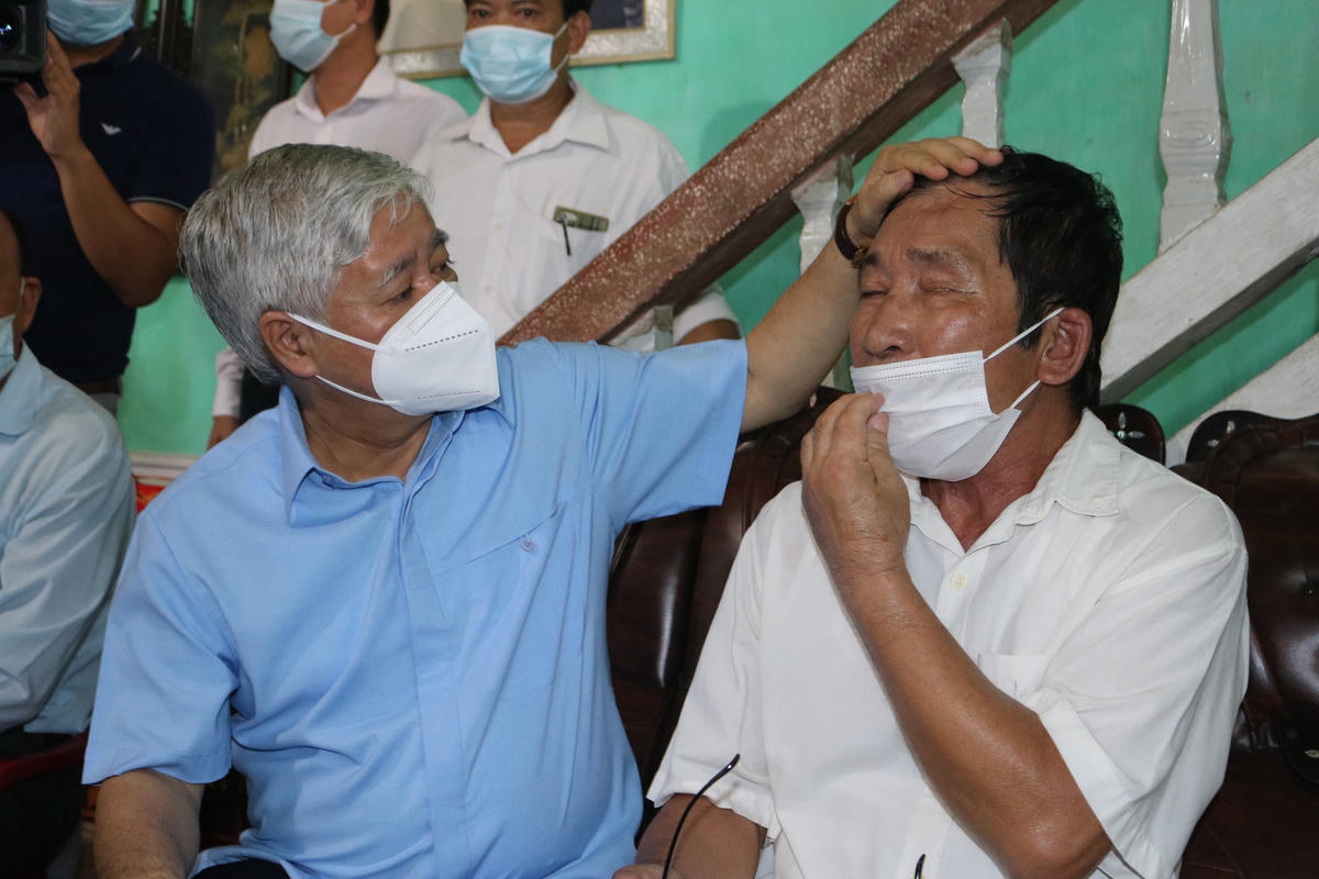 Chủ tịch Đỗ Văn Chiến thăm hỏi sức khỏe thương binh Lại Thanh Hùng.