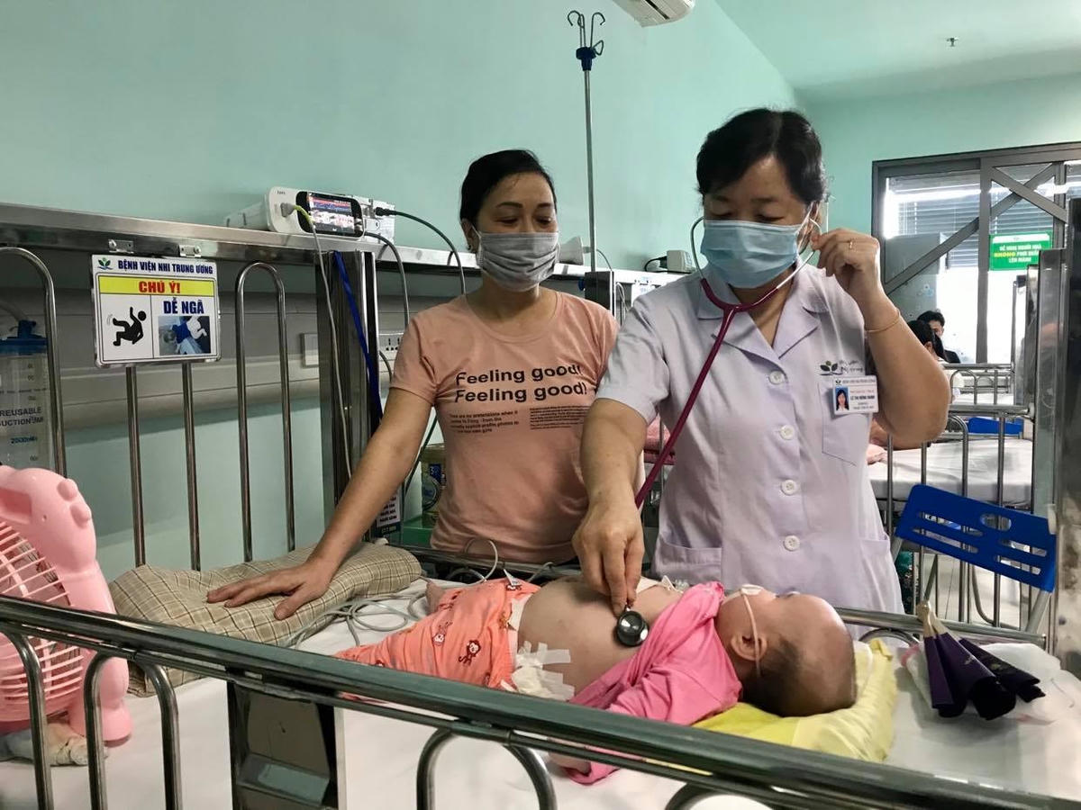 PGS.TS Lê Thị Hồng Hanh thăm khám cho trẻ mắc các bệnh lý hô hấp đang điều trị tại Trung tâm.