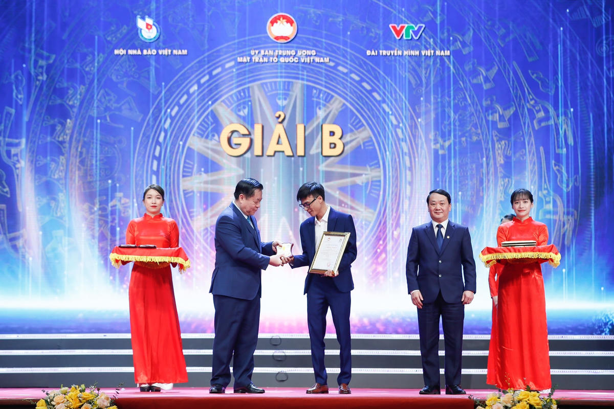 Trưởng ban Tuyên giáo Trung ương Nguyễn Trọng Nghĩa và Bộ trưởng, Chủ nhiệm Ủy ban Dân tộc Hầu A Lềnh trao giải B cho đại diện nhóm tác giả Báo Đại Đoàn Kết.