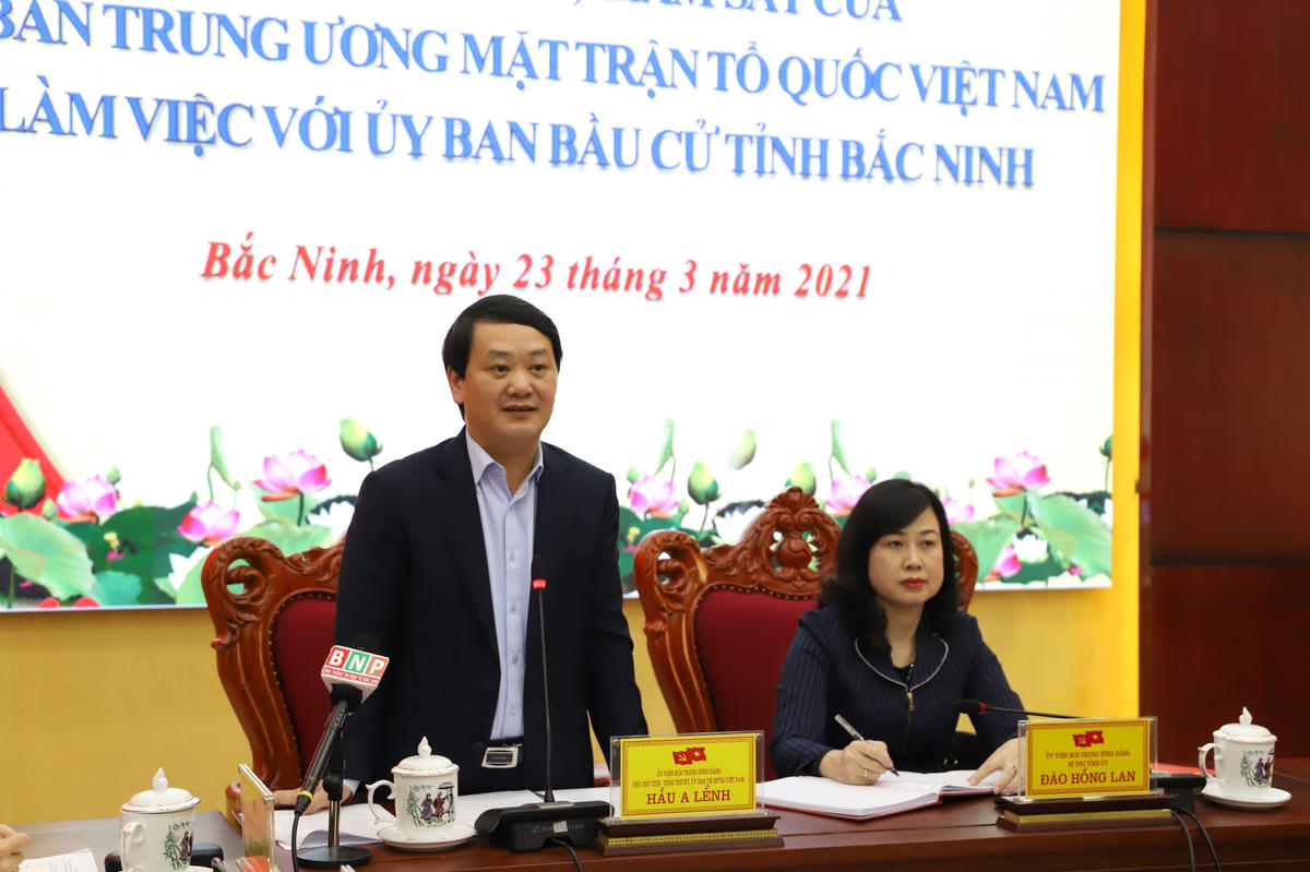 Phó Chủ tịch - Tổng Thư ký UBTƯ MTTQ Việt Nam Hầu A Lềnh phát biểu tại cuộc làm việc.
