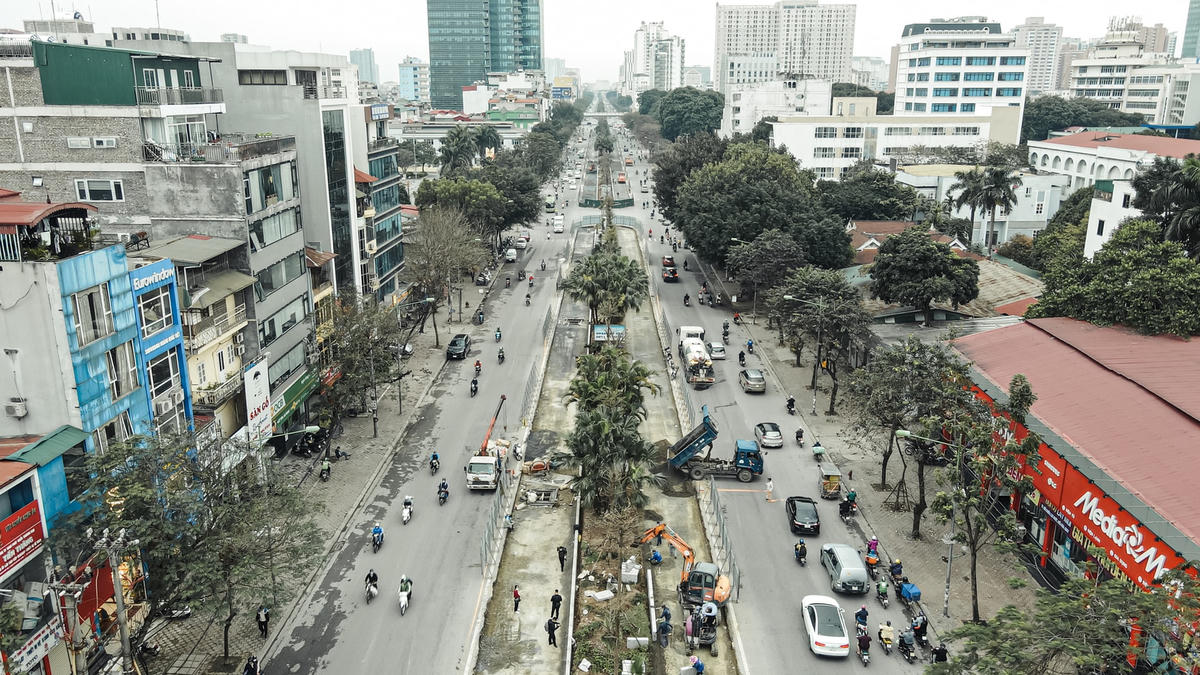 Tuyến đường Hoàng Quốc Việt (Cầu Giấy, Hà Nội) với chiều dài 2,4 km được khẩn trương thi công xén dải phân cách mở rộng lòng đường.