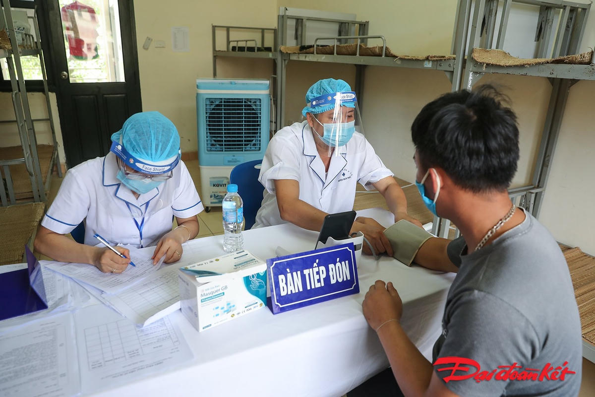Các y bác sĩ thực hiện khám sàng lọc. Ảnh: Quang Vinh. 