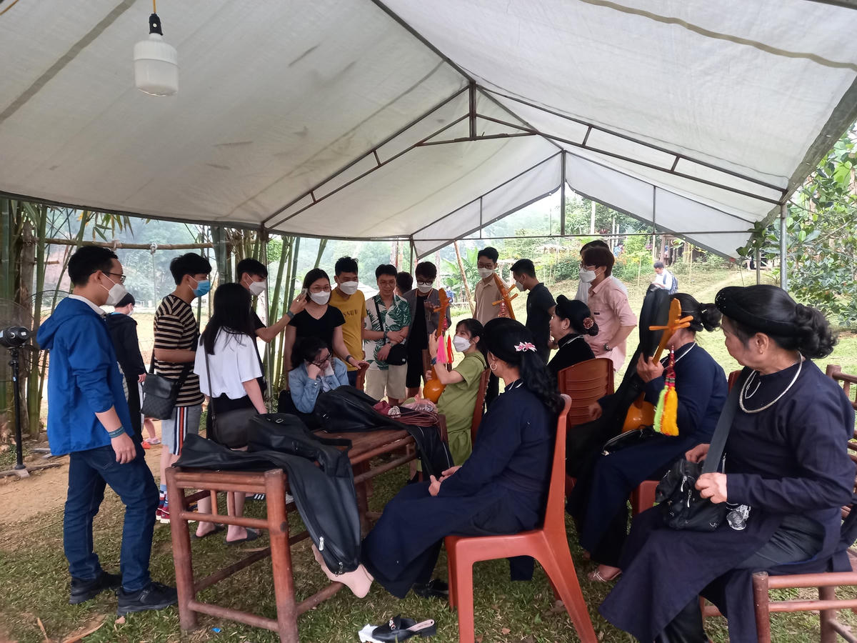 Gặp gỡ, giao lưu tại Làng Văn hóa - Du lịch các dân tộc Việt Nam.