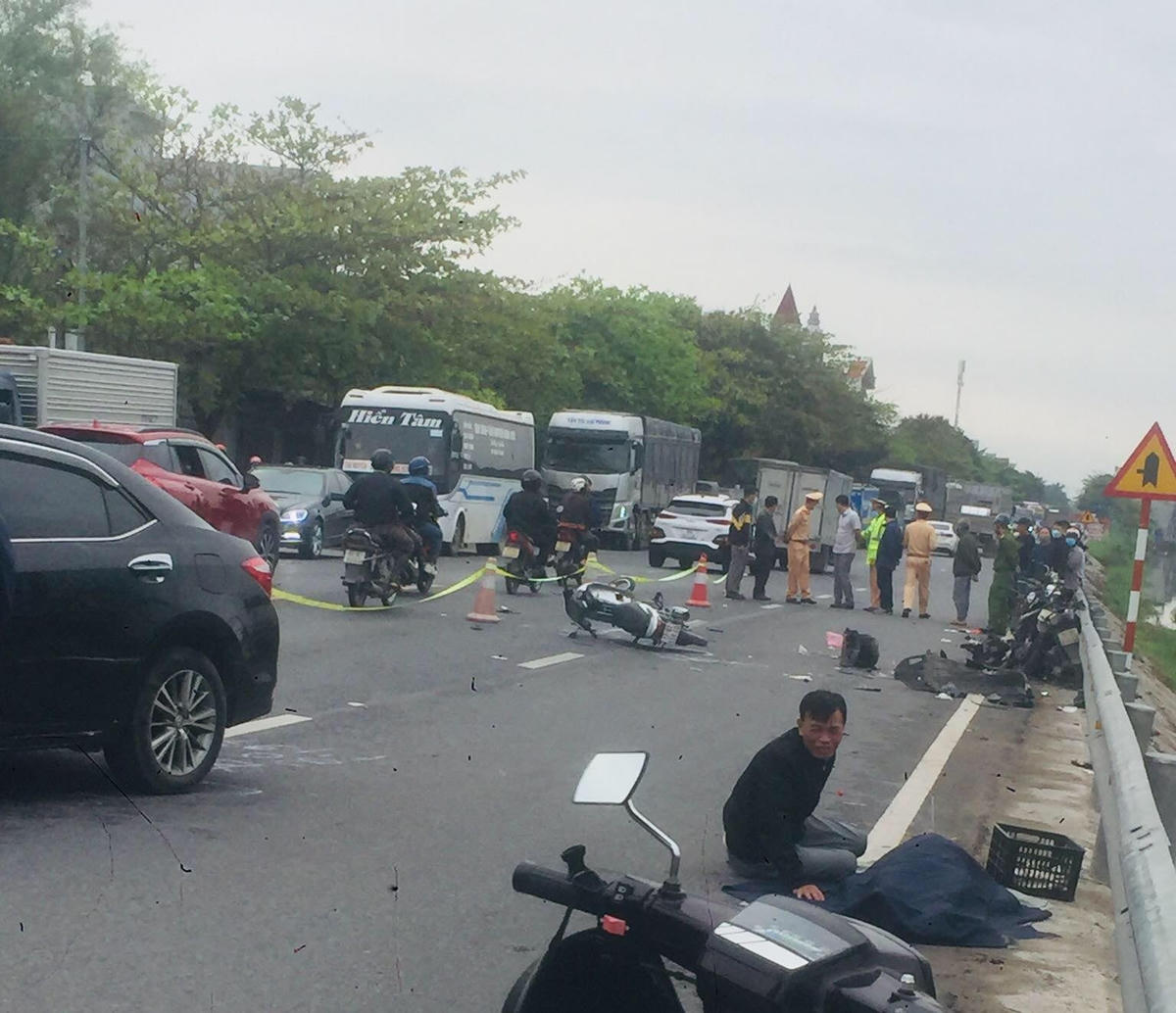 Trước đó, vụ TNGT kinh hoàng xảy ra trên Quốc lộ 10 hôm 28/3 đã khiến một nữ giáo viên tử vong, hai người khác bị thương, loạt 3 xe máy bị hỏng nặng.