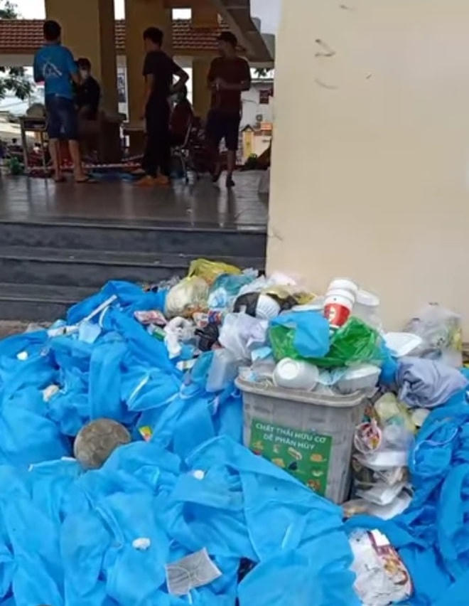 Một trong những đống rác thải được người cách ly ghi hình tại trường Phú Định, quận 8. Ảnh: Cắt từ clip.