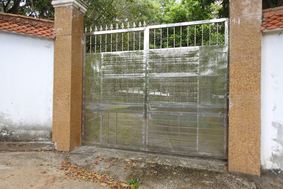 Các cánh cổng quanh biệt phủ đều đóng kín, bịt lưới để người ngoài không thể quan sát bên trong. Ảnh Thanh Tùng.