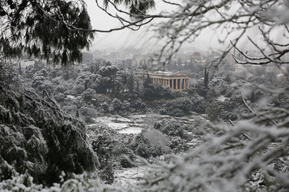Đền thờ Hephaestus cổ kính đẹp huyền ảo trong tuyết trắng ở Athens. Ảnh: Yannis Kolesidis / EPA.