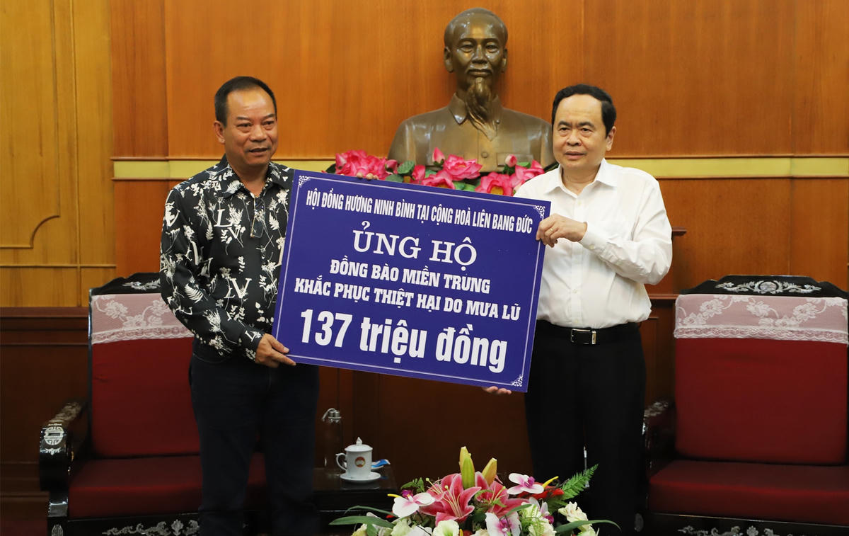 Chủ tịch Trần Thanh Mẫn tiếp nhận ủng hộ từ Hội đồng hương Ninh Bình tại Cộng hòa Liên bang Đức.