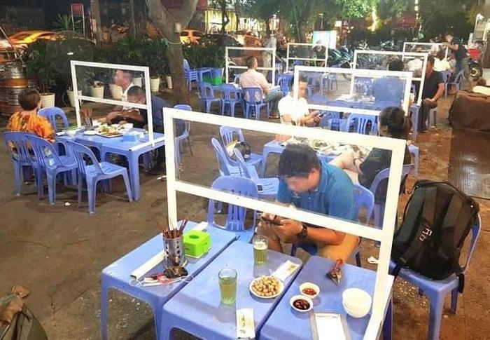 Một số quán ăn đã lắp vách kính.
