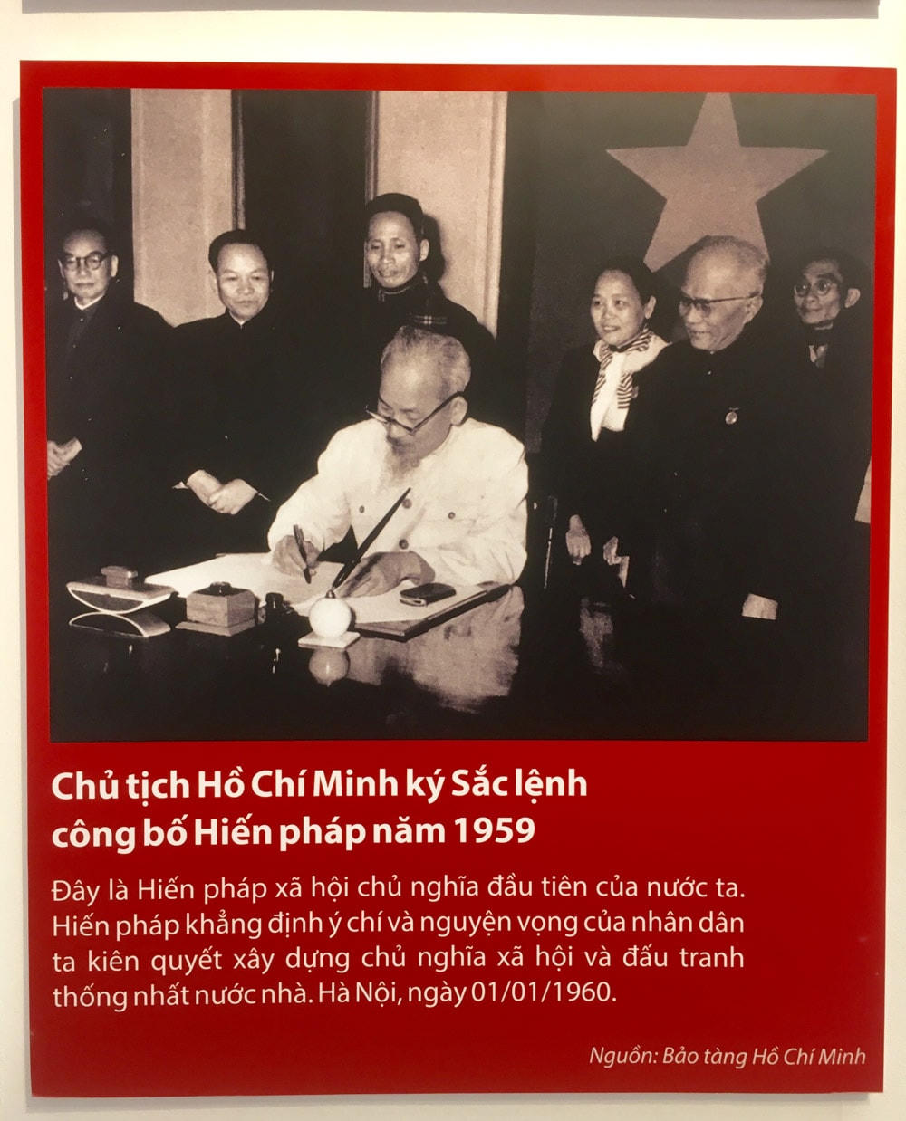 Hình ảnh Chủ tịch Hồ Chí Minh ký sắc lệnh công bố Hiến pháp 1959.