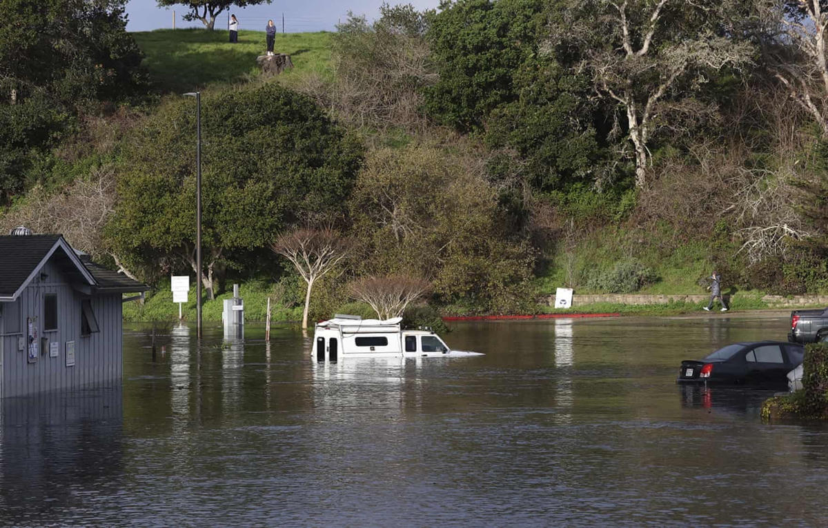 Sóng thần làm ngập một bãi đậu xe trên đỉnh Upper Harbour ở Santa Cruz, California. Ảnh: Shmuel Thaler / AP.